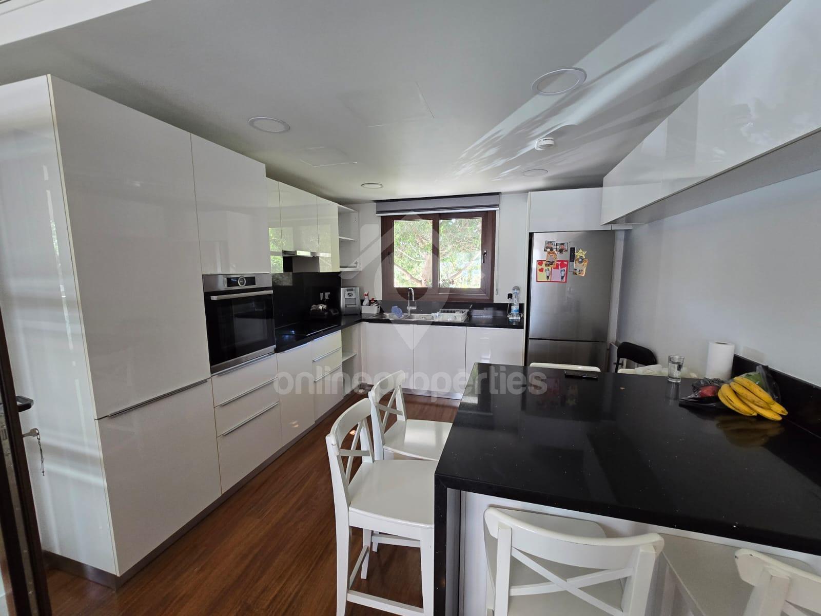 To change image, hover mouse over thumbnails below