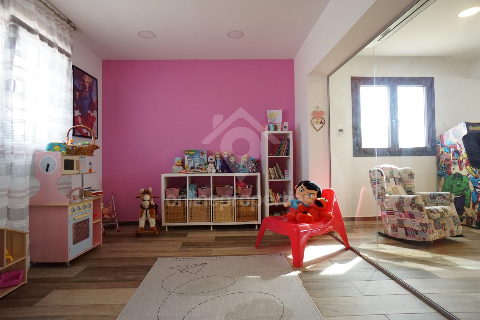 To change image, hover mouse over thumbnails below