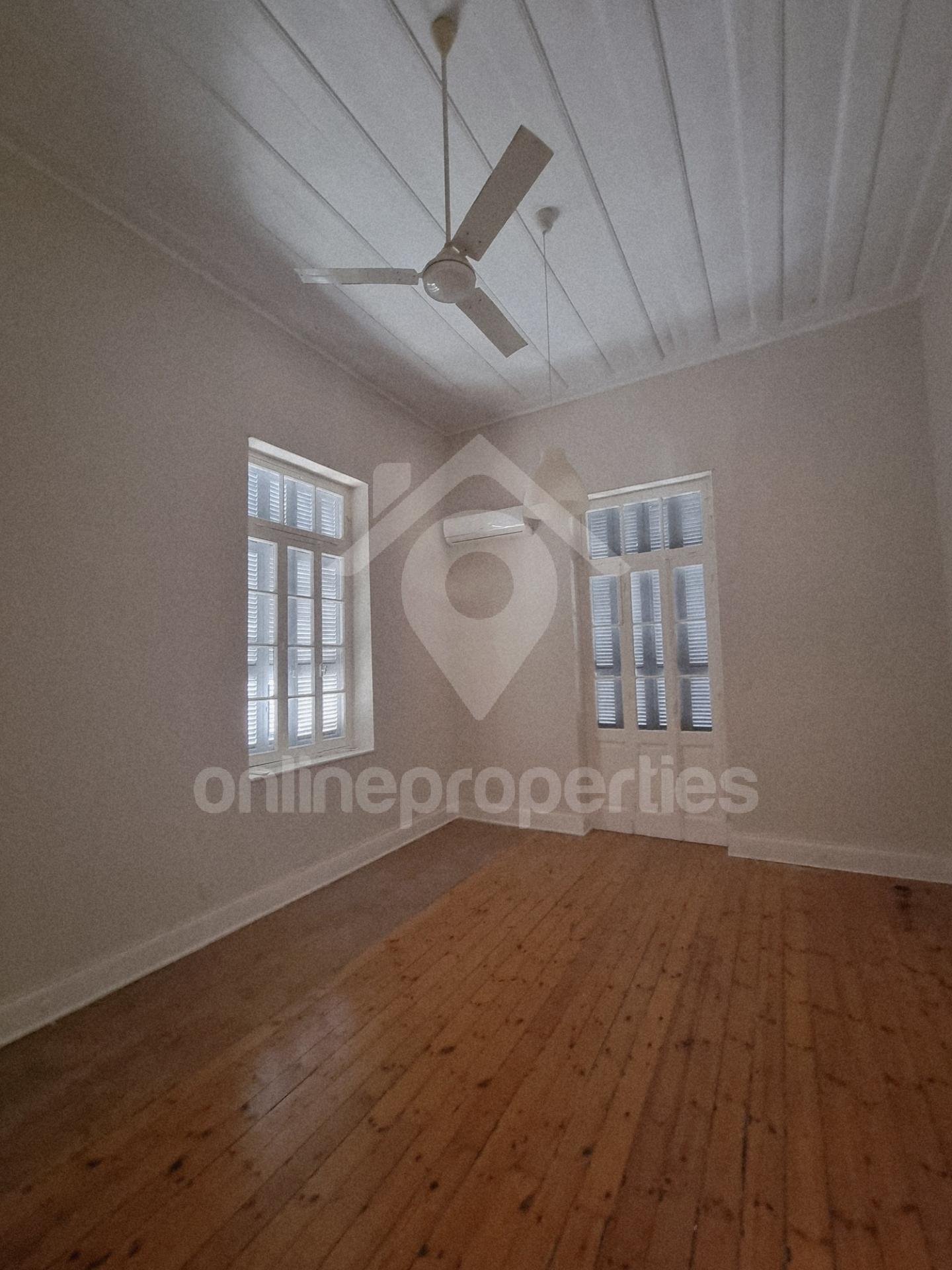 To change image, hover mouse over thumbnails below