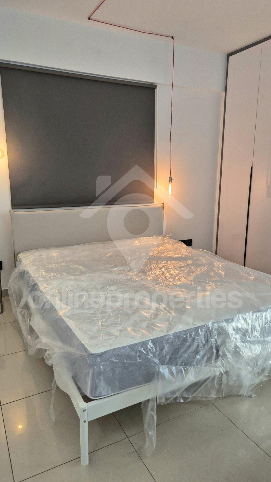 To change image, hover mouse over thumbnails below