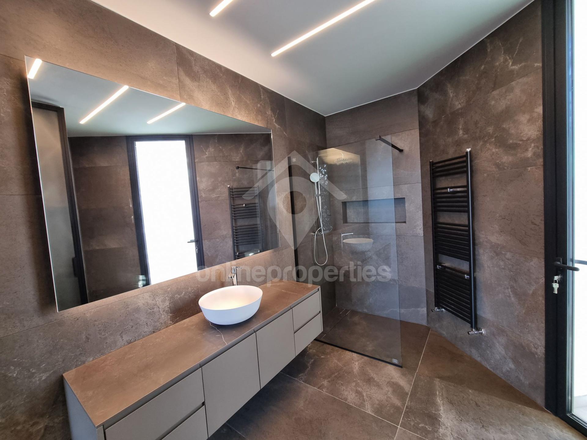 To change image, hover mouse over thumbnails below