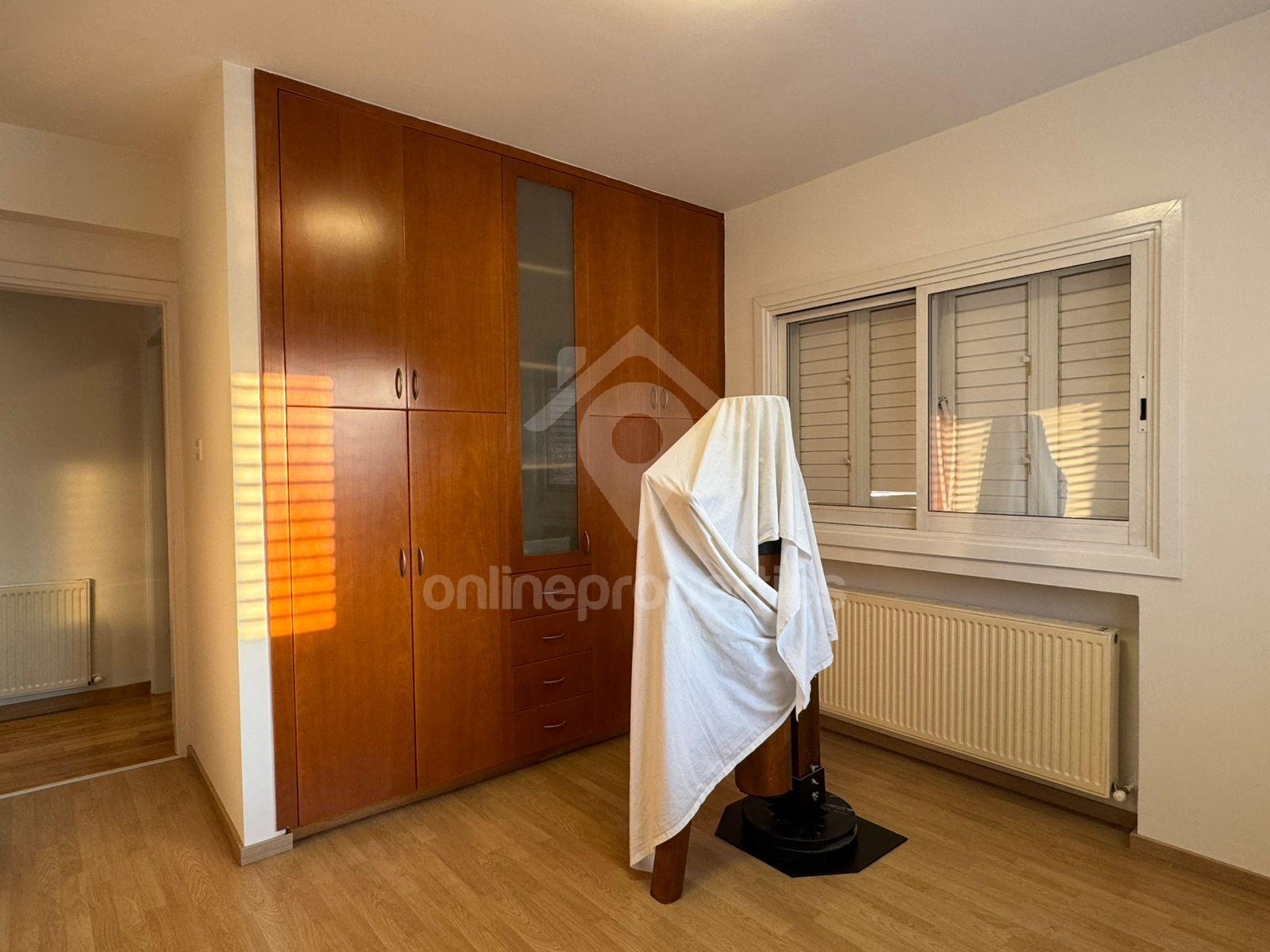 To change image, hover mouse over thumbnails below