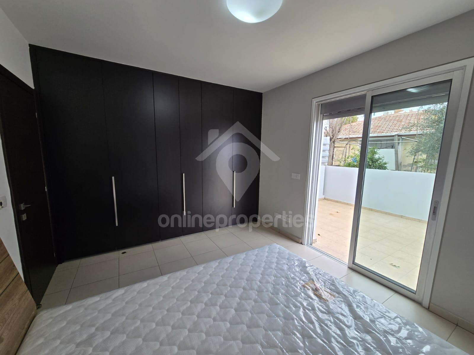 To change image, hover mouse over thumbnails below