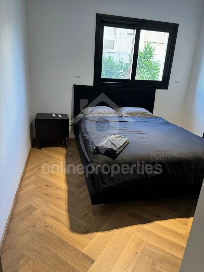 To change image, hover mouse over thumbnails below