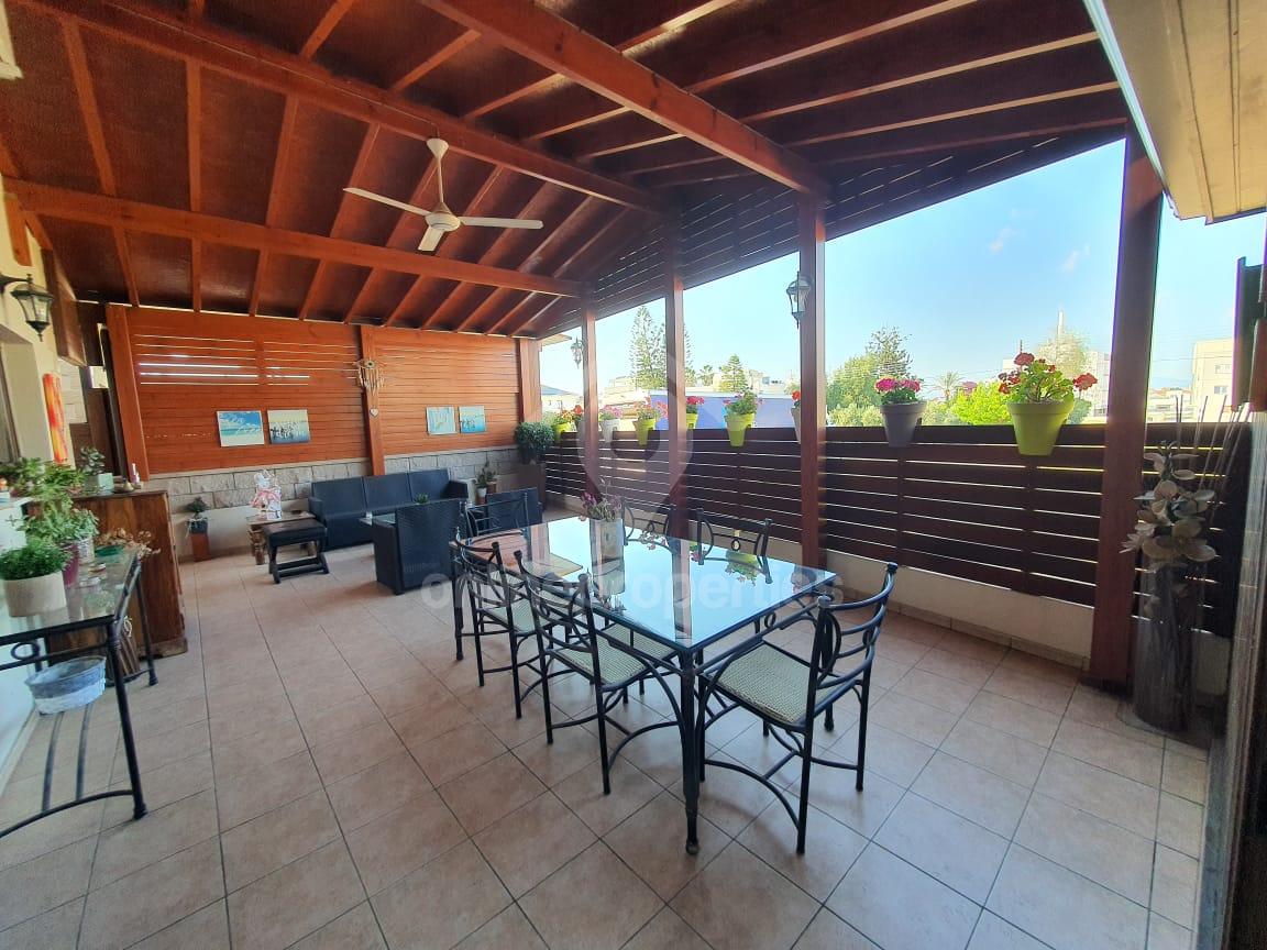 To change image, hover mouse over thumbnails below