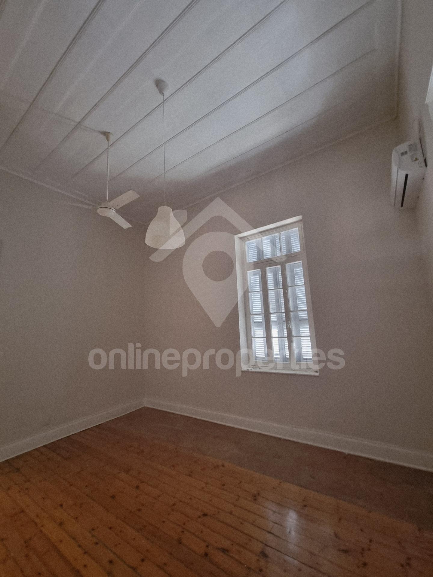 To change image, hover mouse over thumbnails below