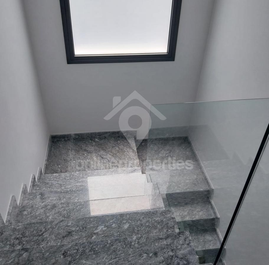 To change image, hover mouse over thumbnails below