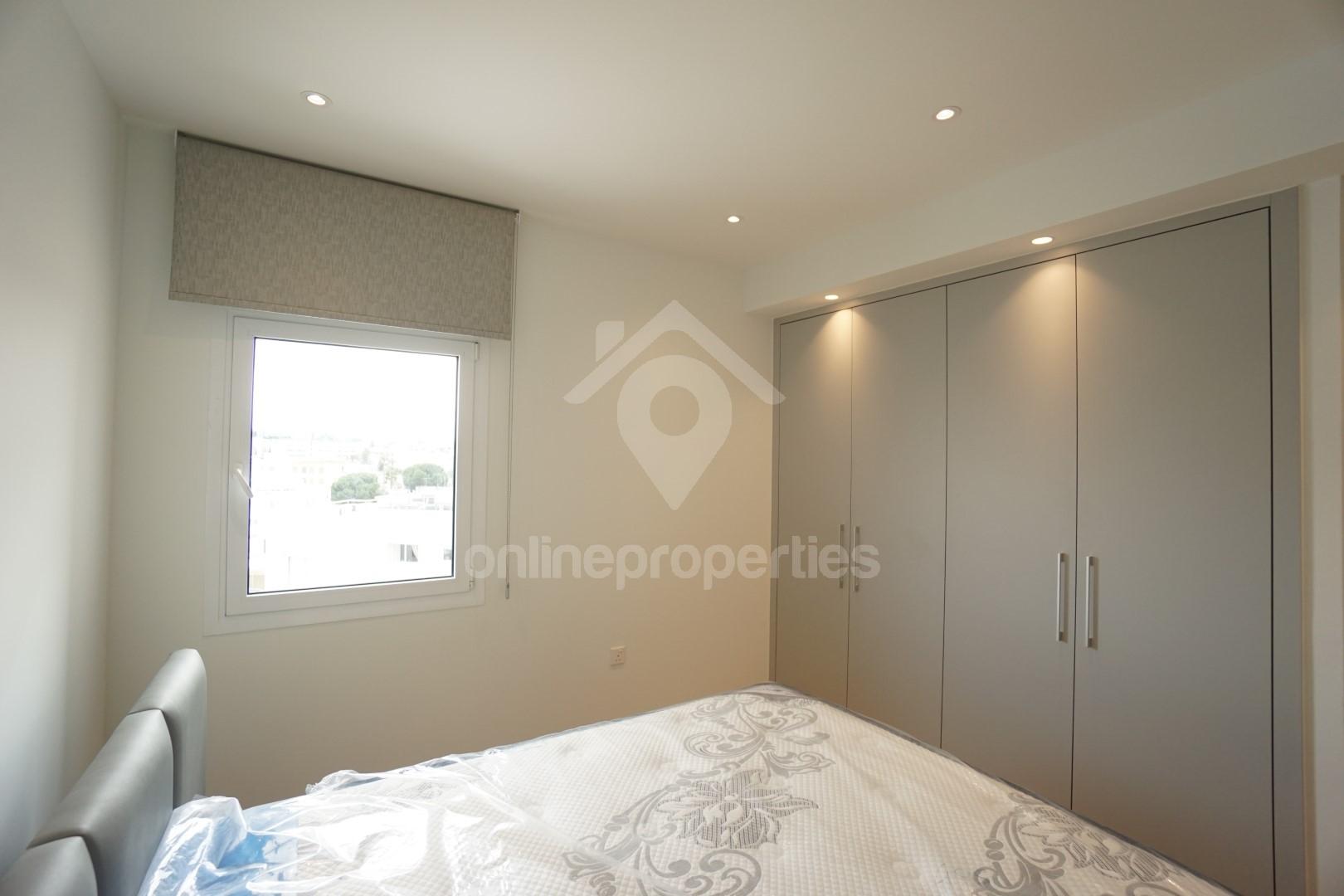 To change image, hover mouse over thumbnails below