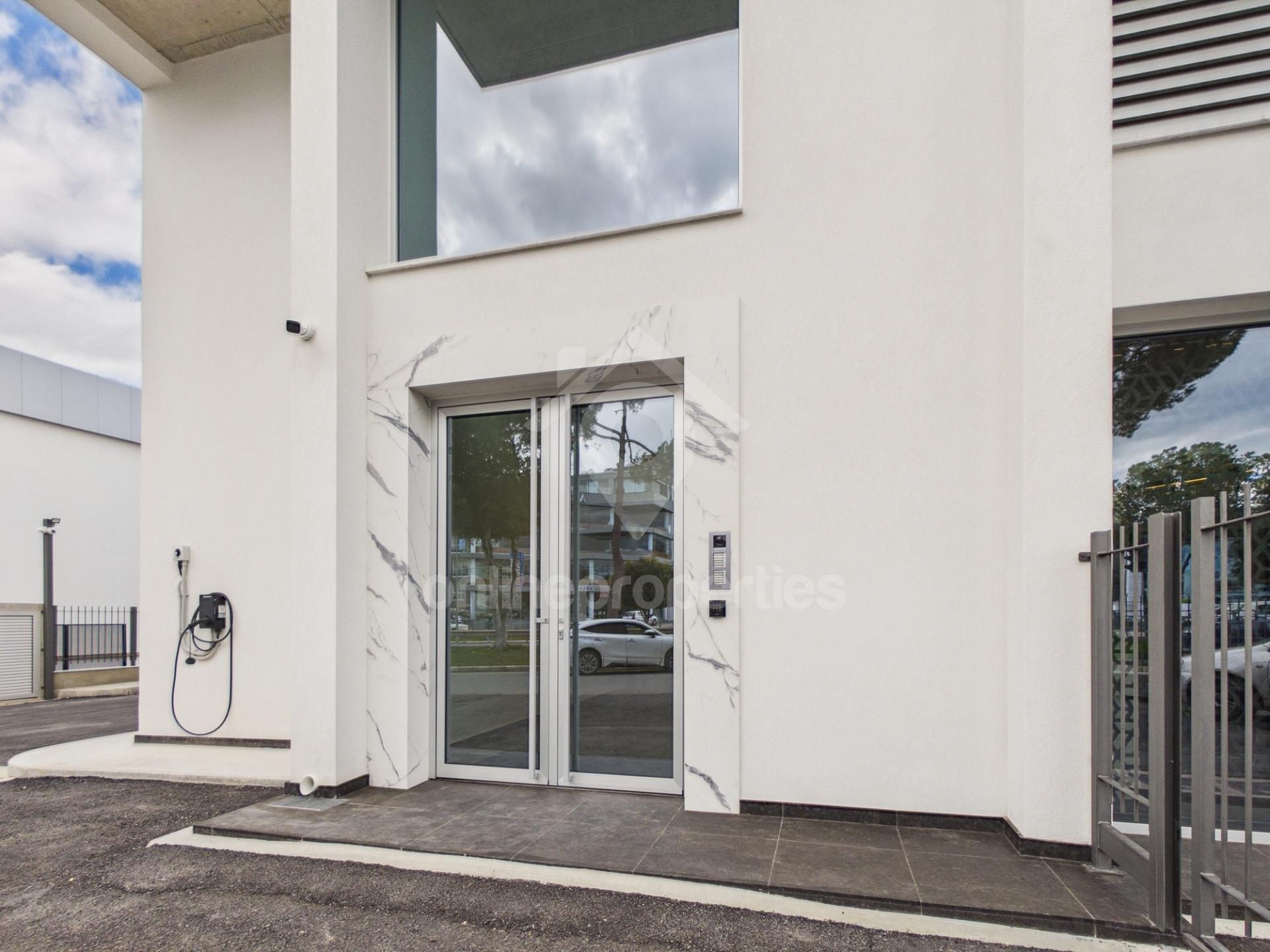 To change image, hover mouse over thumbnails below