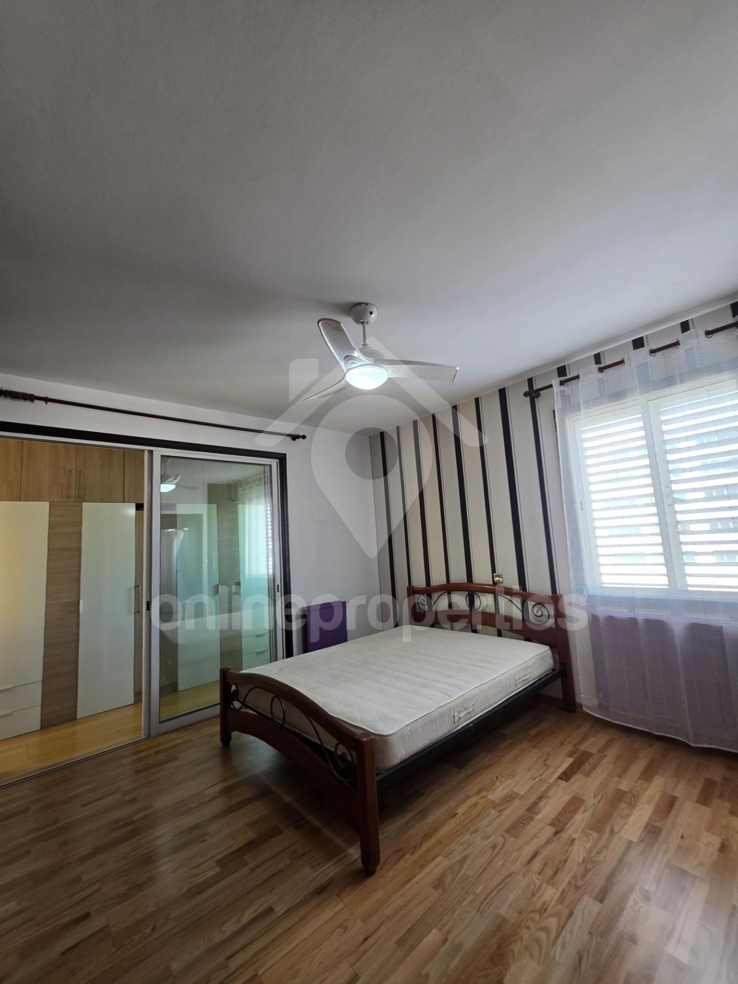 To change image, hover mouse over thumbnails below