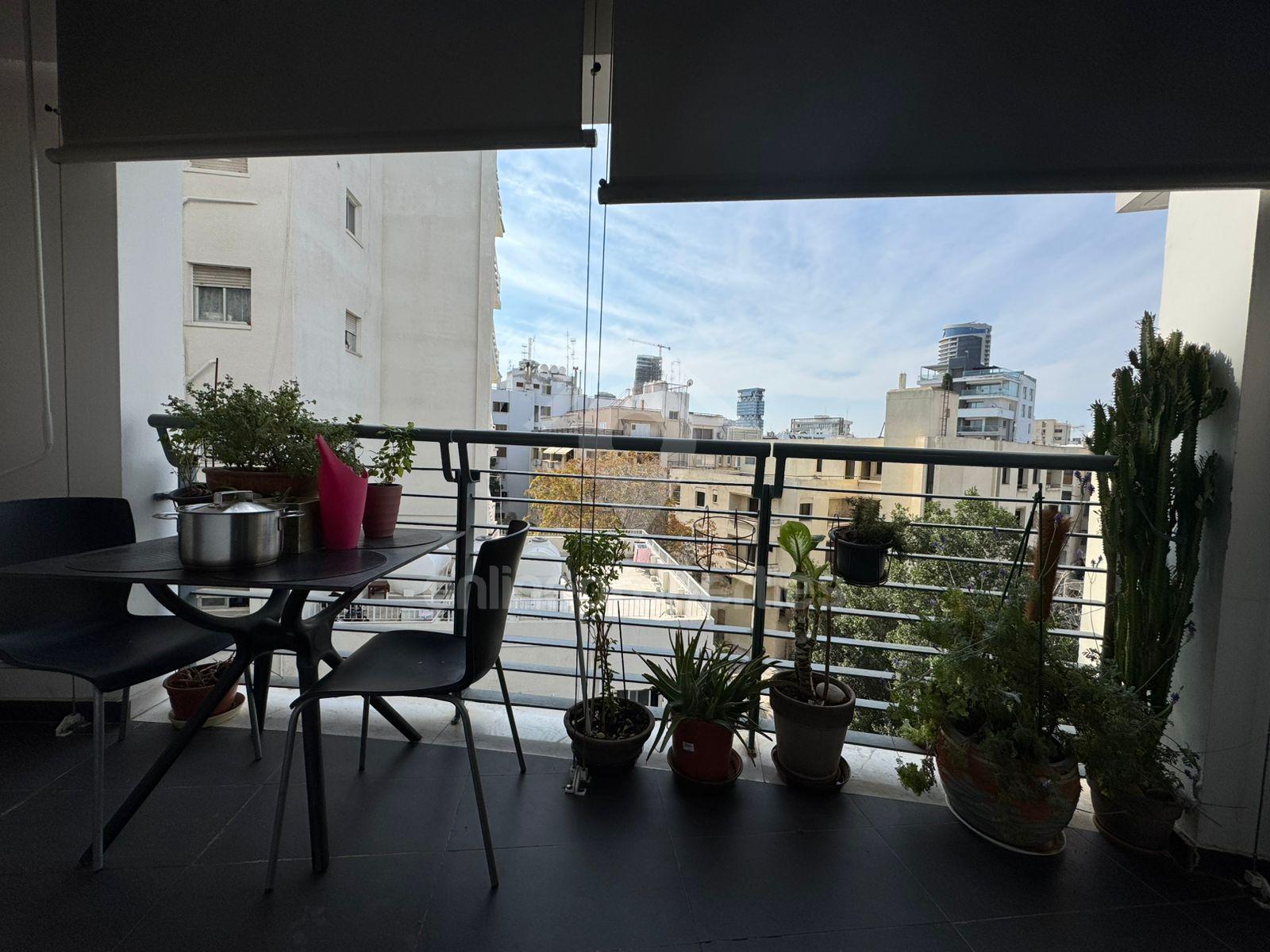 To change image, hover mouse over thumbnails below