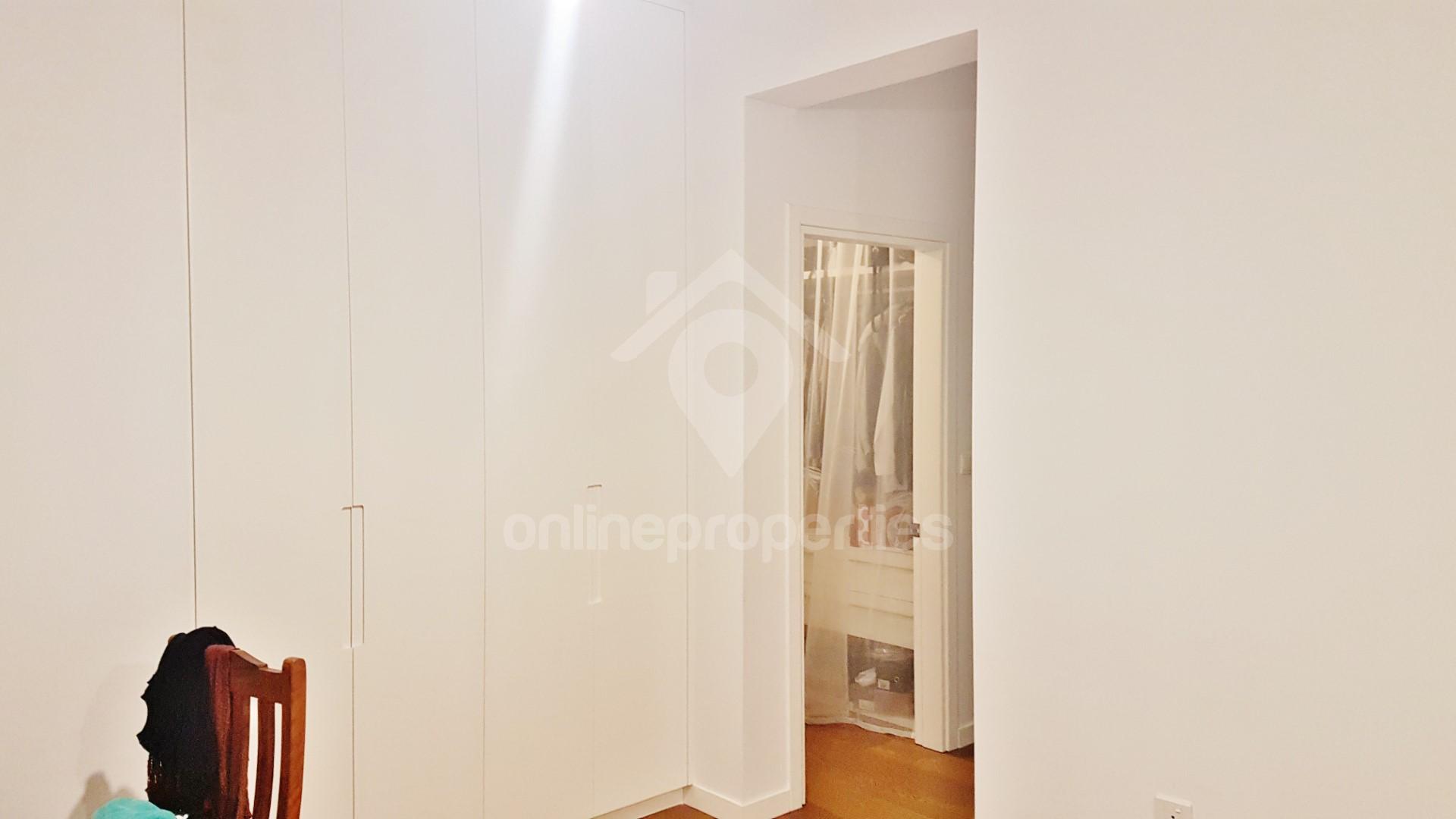 To change image, hover mouse over thumbnails below