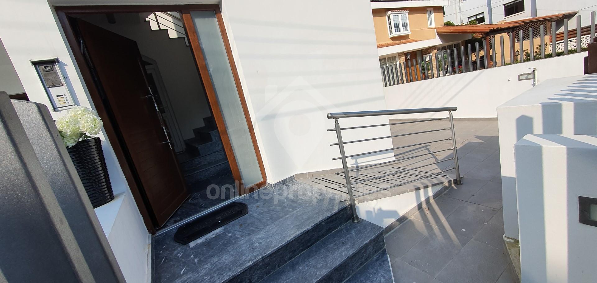 To change image, hover mouse over thumbnails below