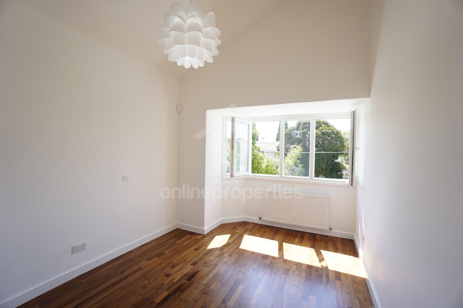 To change image, hover mouse over thumbnails below