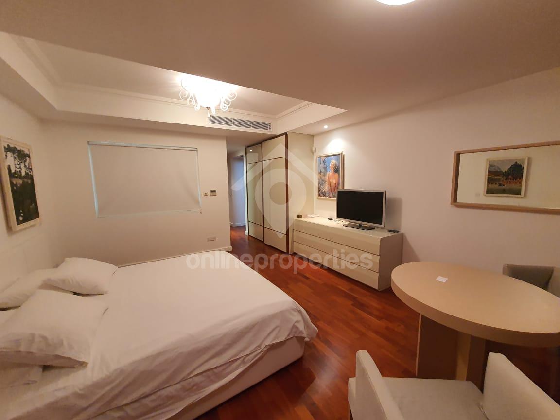 To change image, hover mouse over thumbnails below