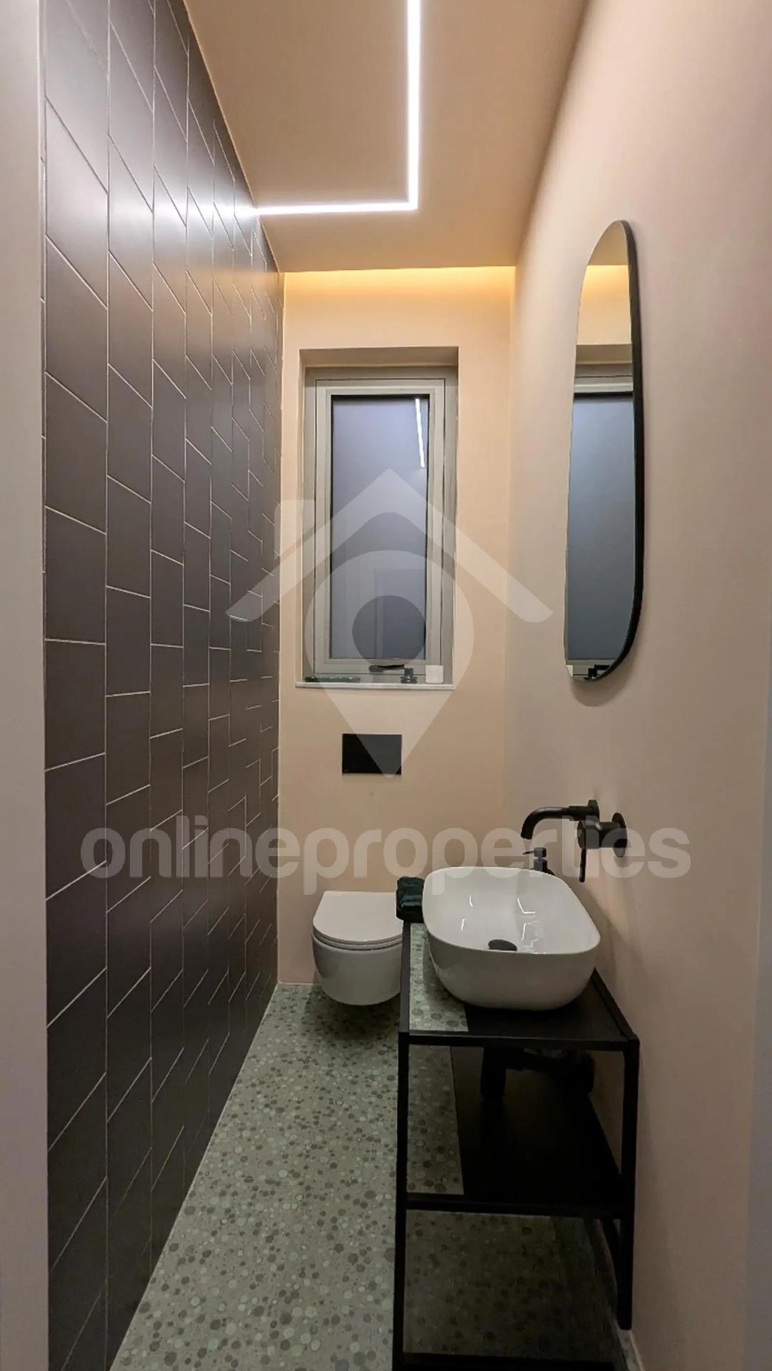 To change image, hover mouse over thumbnails below