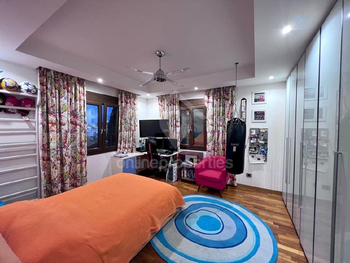 To change image, hover mouse over thumbnails below