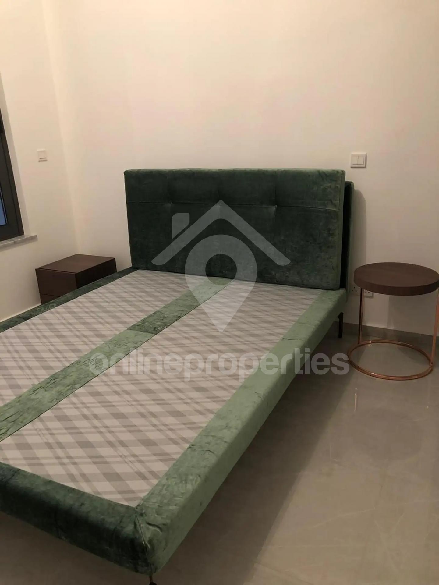 To change image, hover mouse over thumbnails below