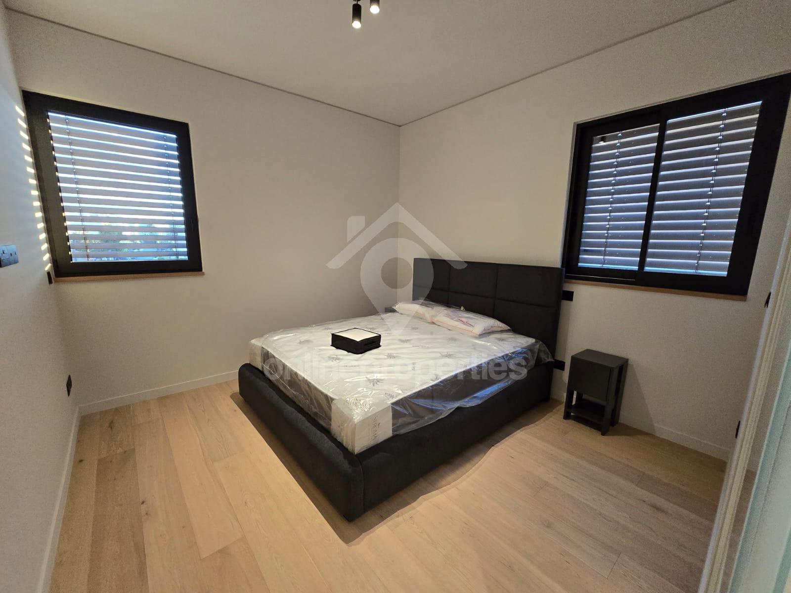 To change image, hover mouse over thumbnails below