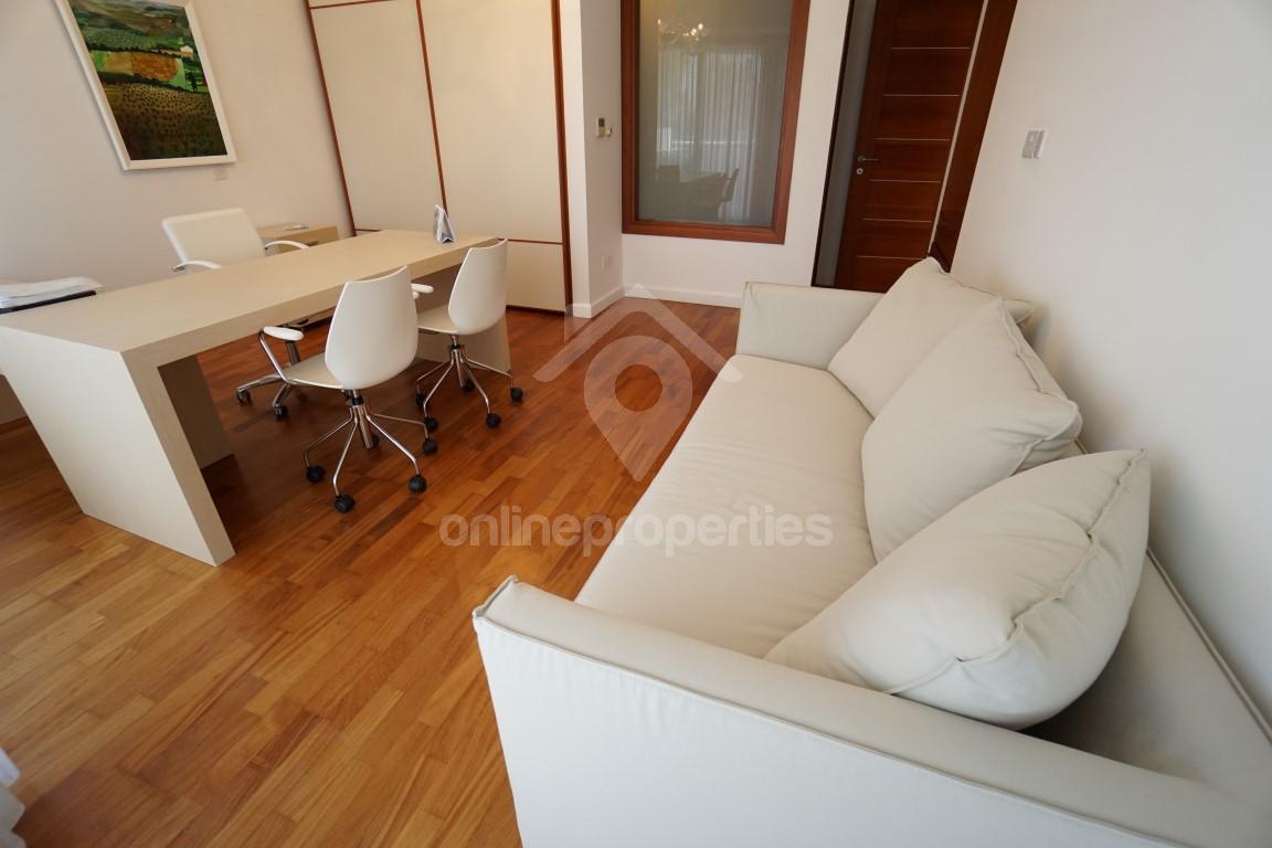 To change image, hover mouse over thumbnails below