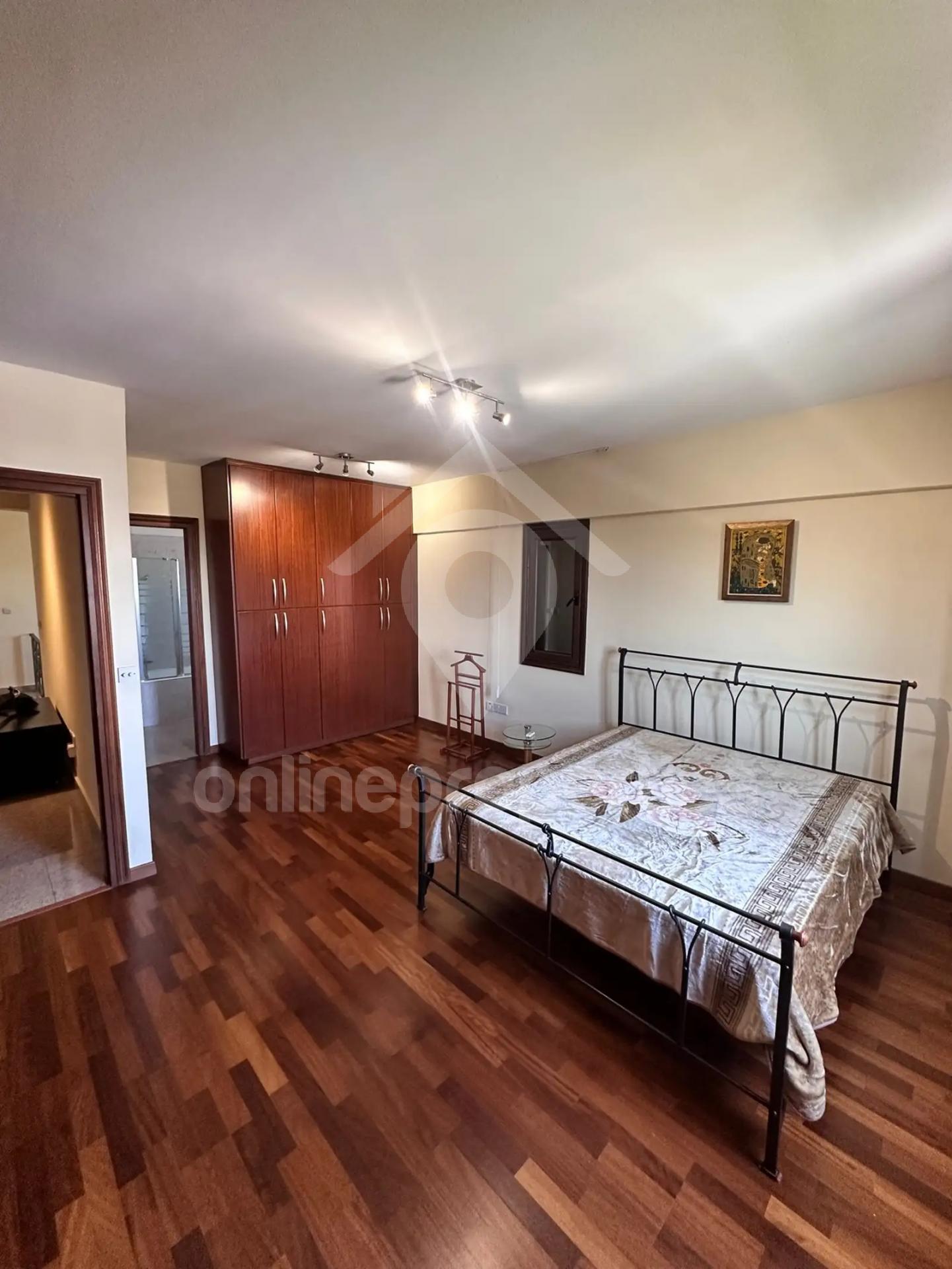 To change image, hover mouse over thumbnails below