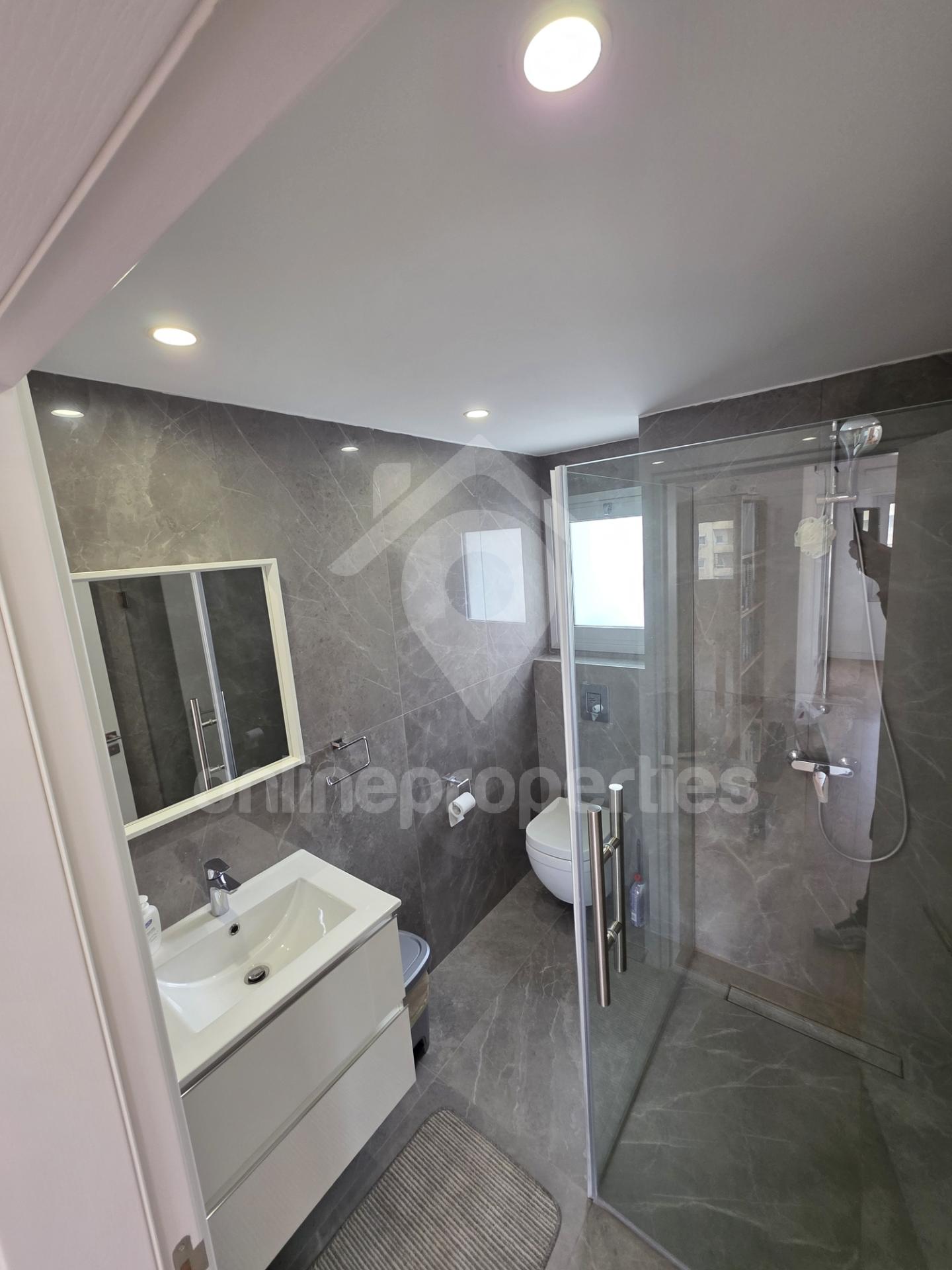 To change image, hover mouse over thumbnails below