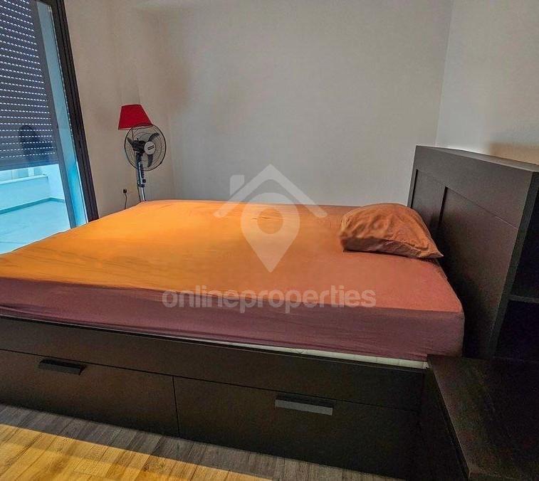 To change image, hover mouse over thumbnails below