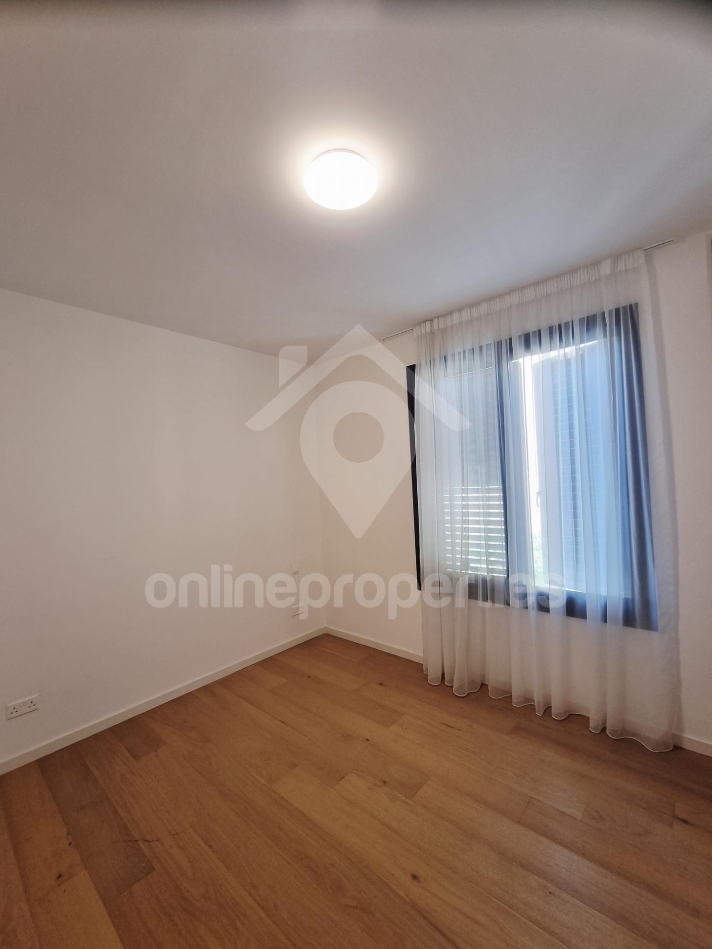 To change image, hover mouse over thumbnails below