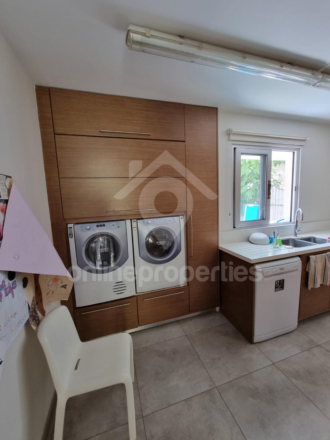 To change image, hover mouse over thumbnails below