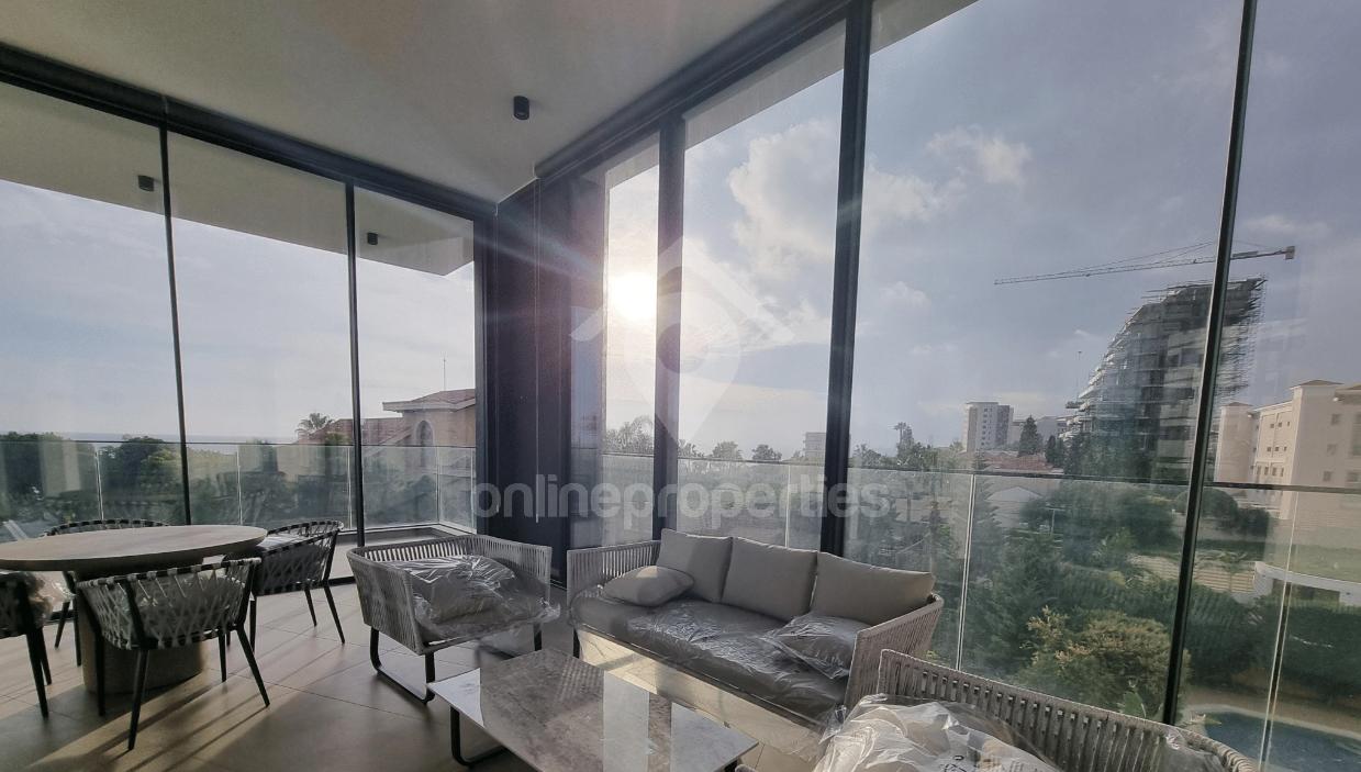 To change image, hover mouse over thumbnails below