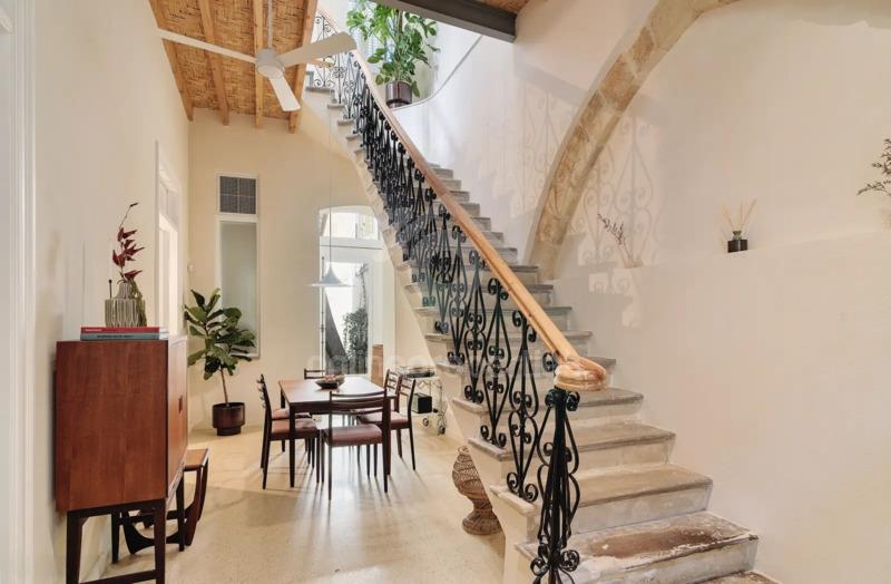 To change image, hover mouse over thumbnails below