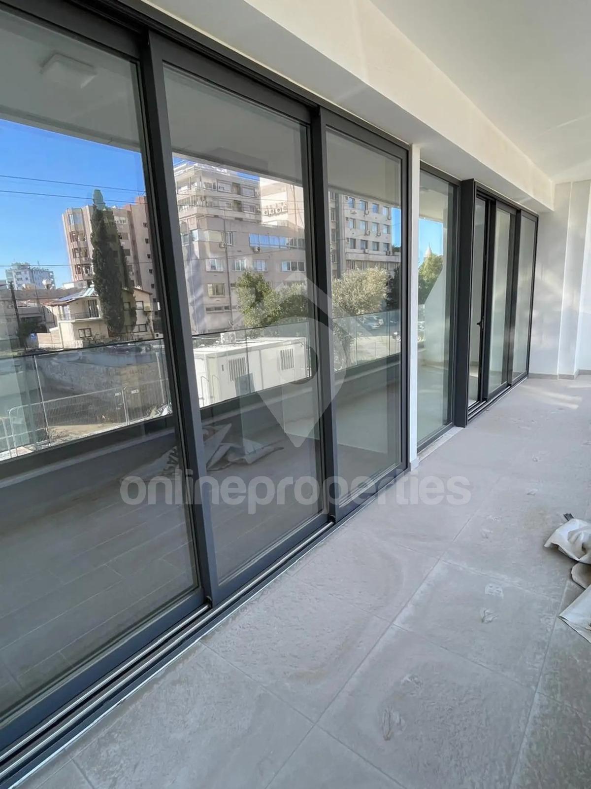 To change image, hover mouse over thumbnails below