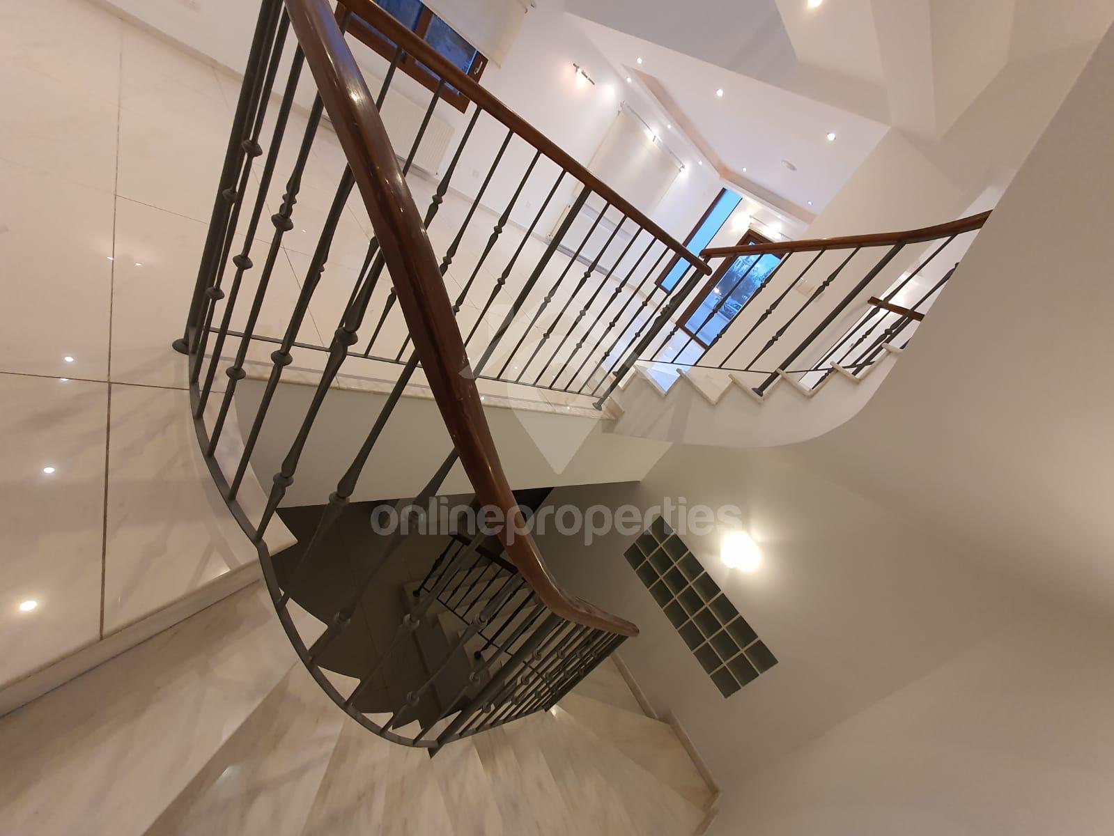 To change image, hover mouse over thumbnails below