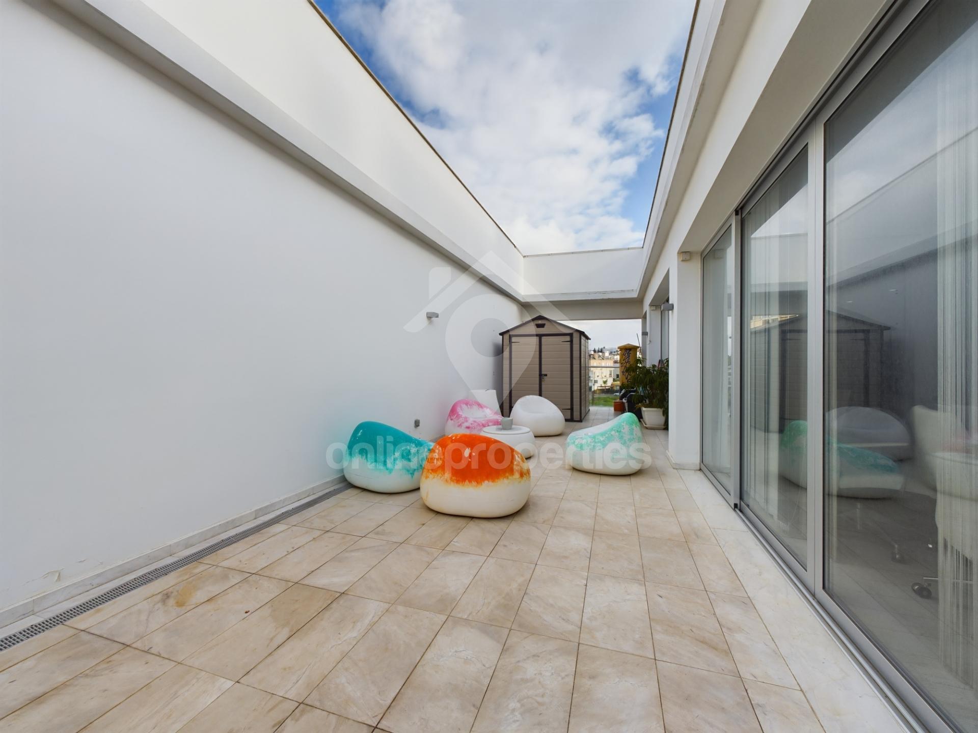 To change image, hover mouse over thumbnails below