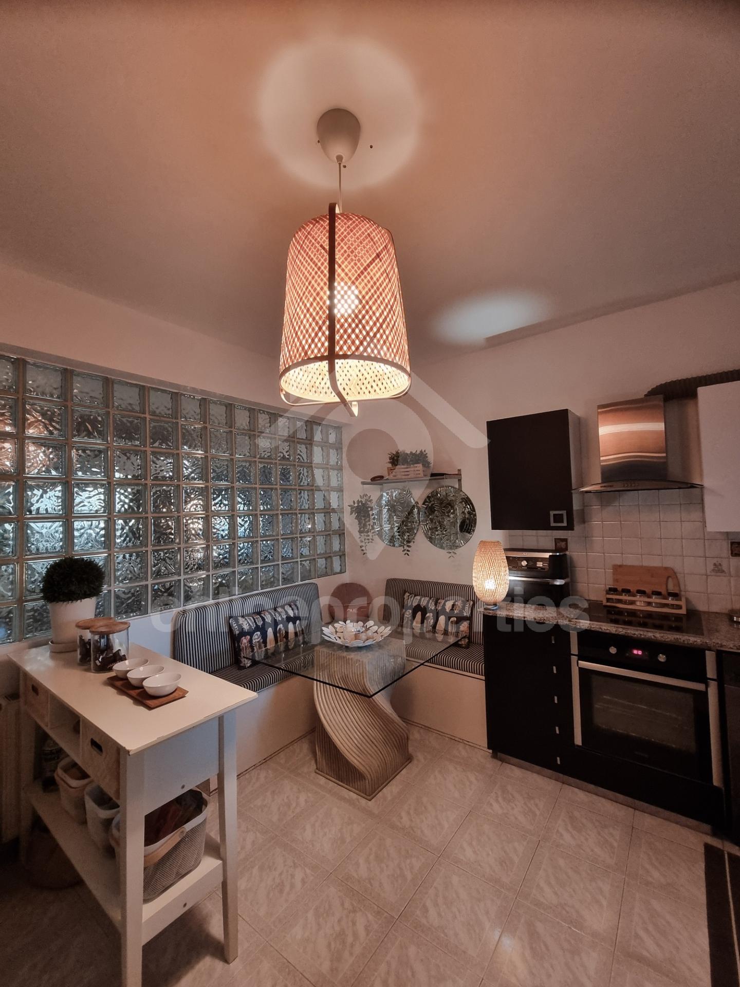 To change image, hover mouse over thumbnails below