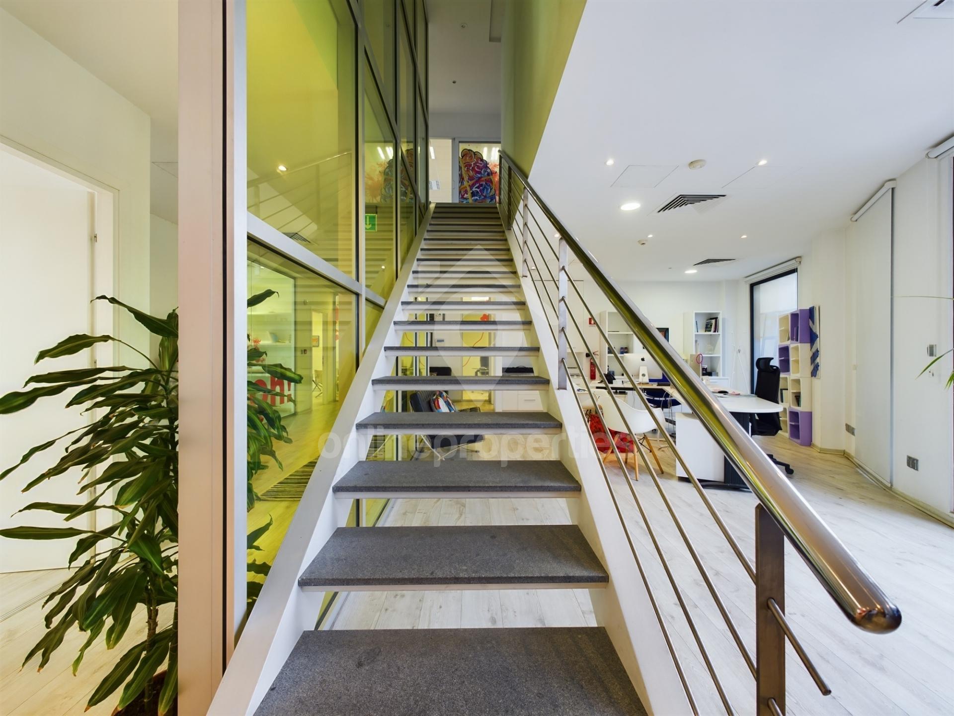 To change image, hover mouse over thumbnails below