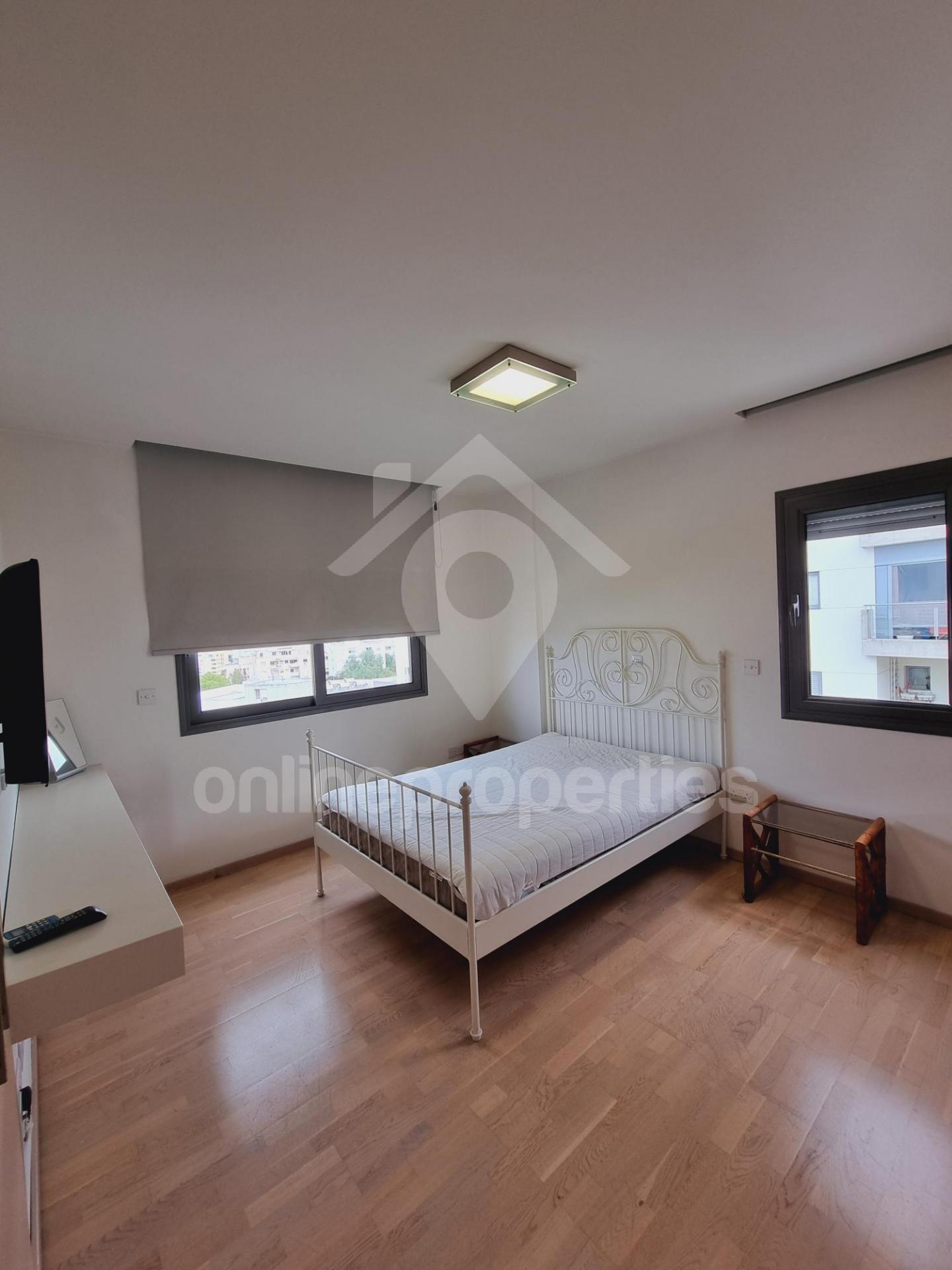 To change image, hover mouse over thumbnails below