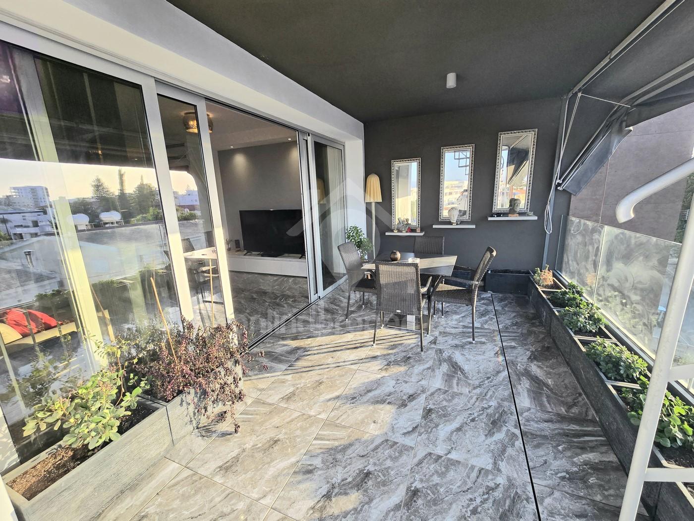 To change image, hover mouse over thumbnails below