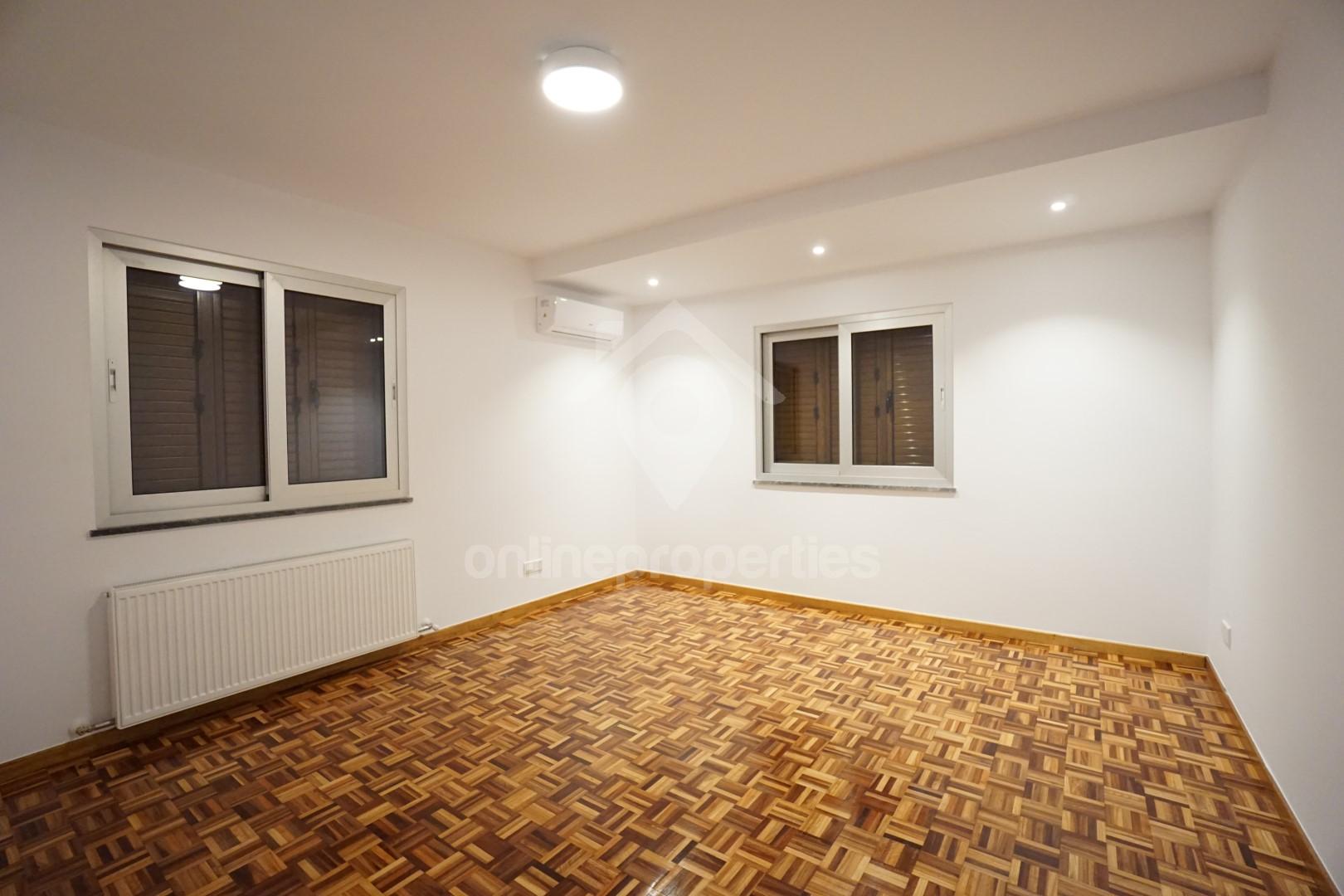 To change image, hover mouse over thumbnails below