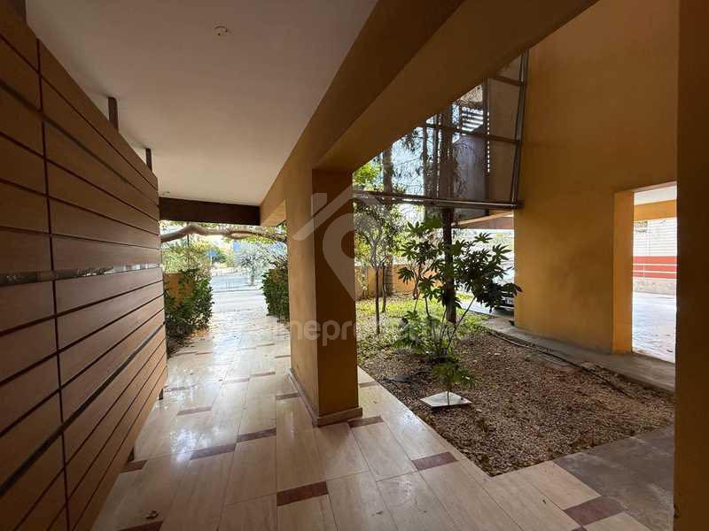 To change image, hover mouse over thumbnails below