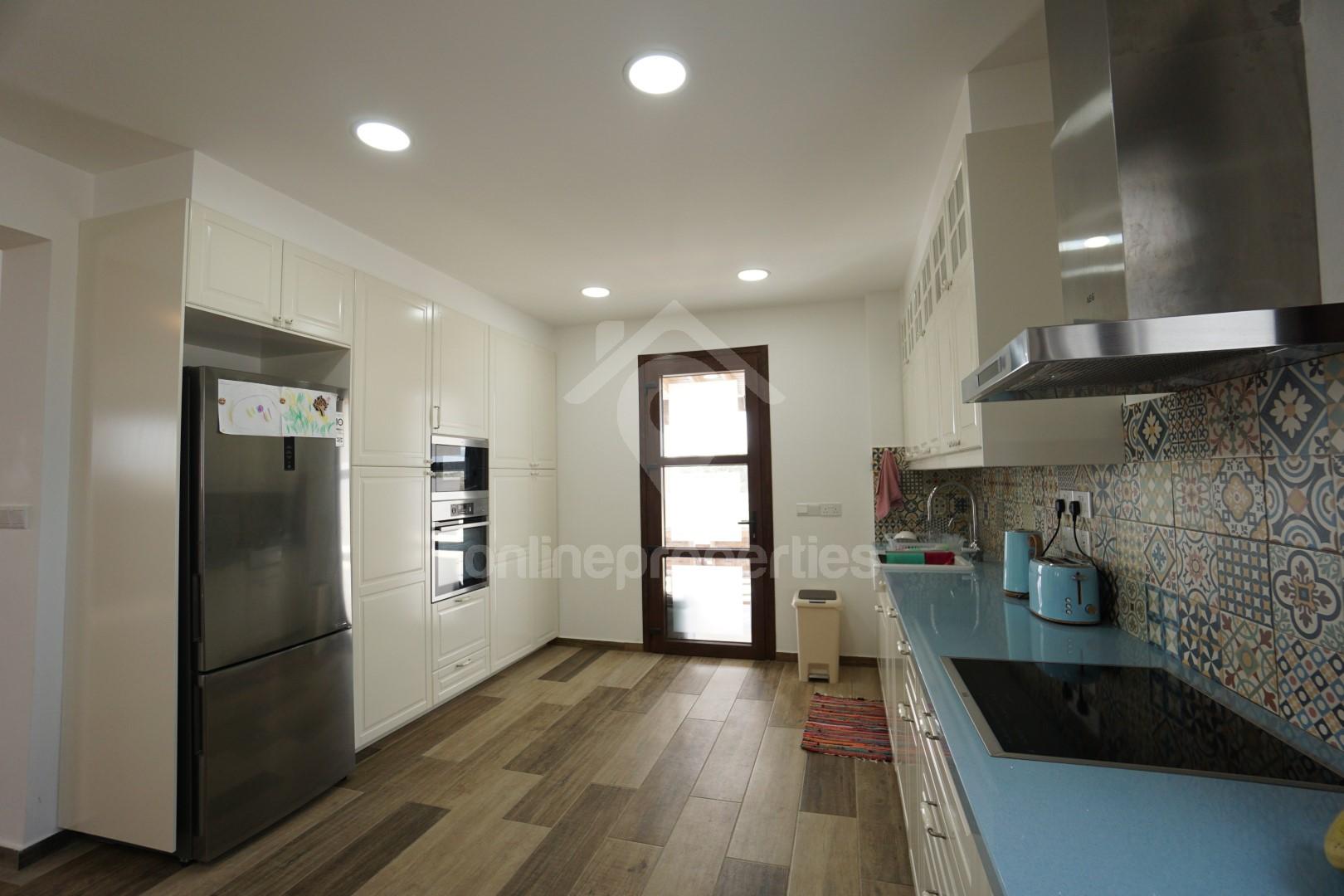 To change image, hover mouse over thumbnails below