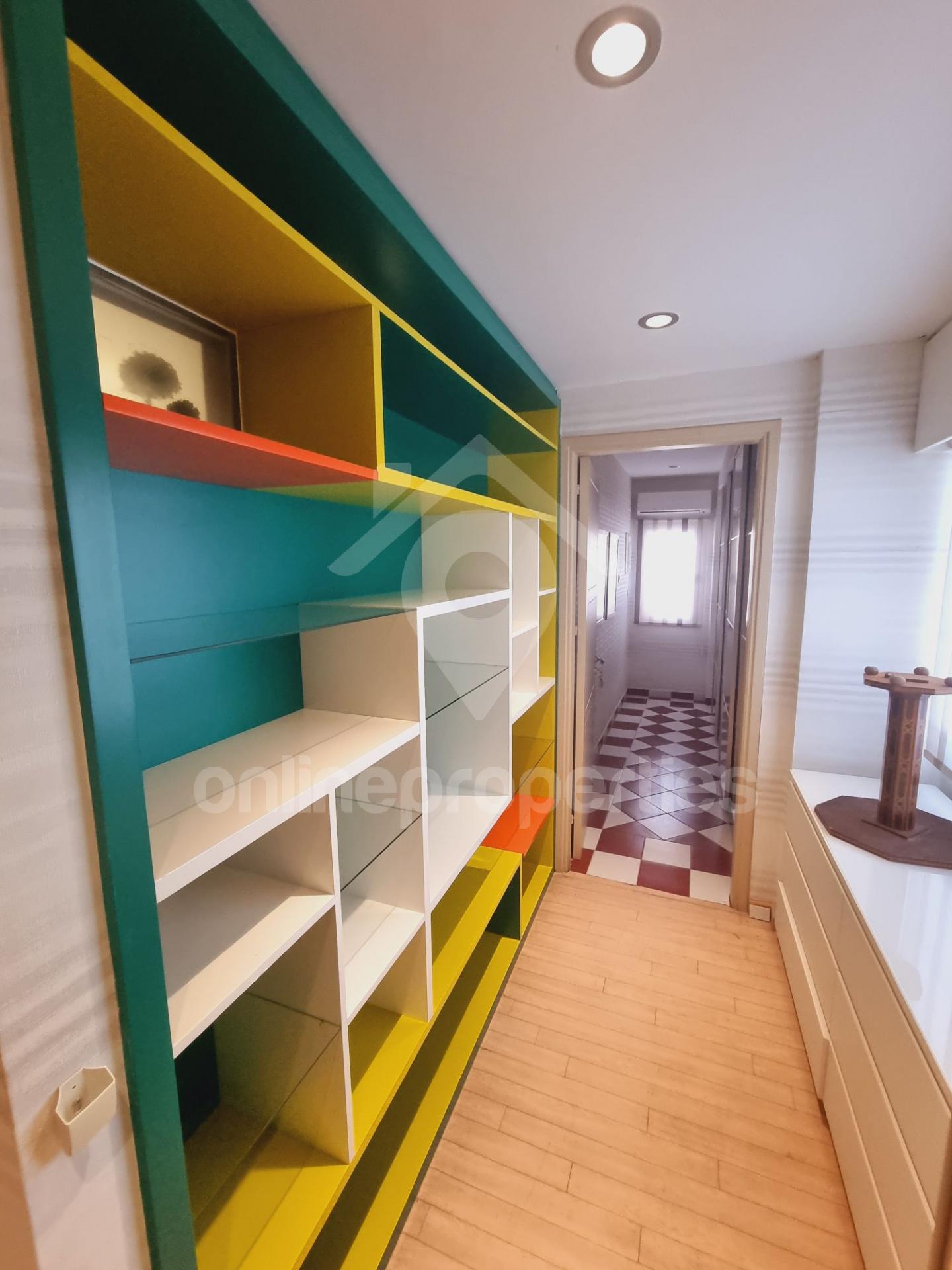 To change image, hover mouse over thumbnails below