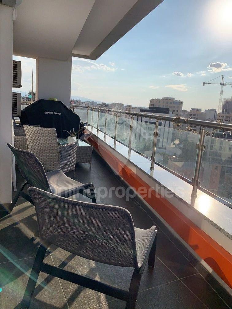 To change image, hover mouse over thumbnails below