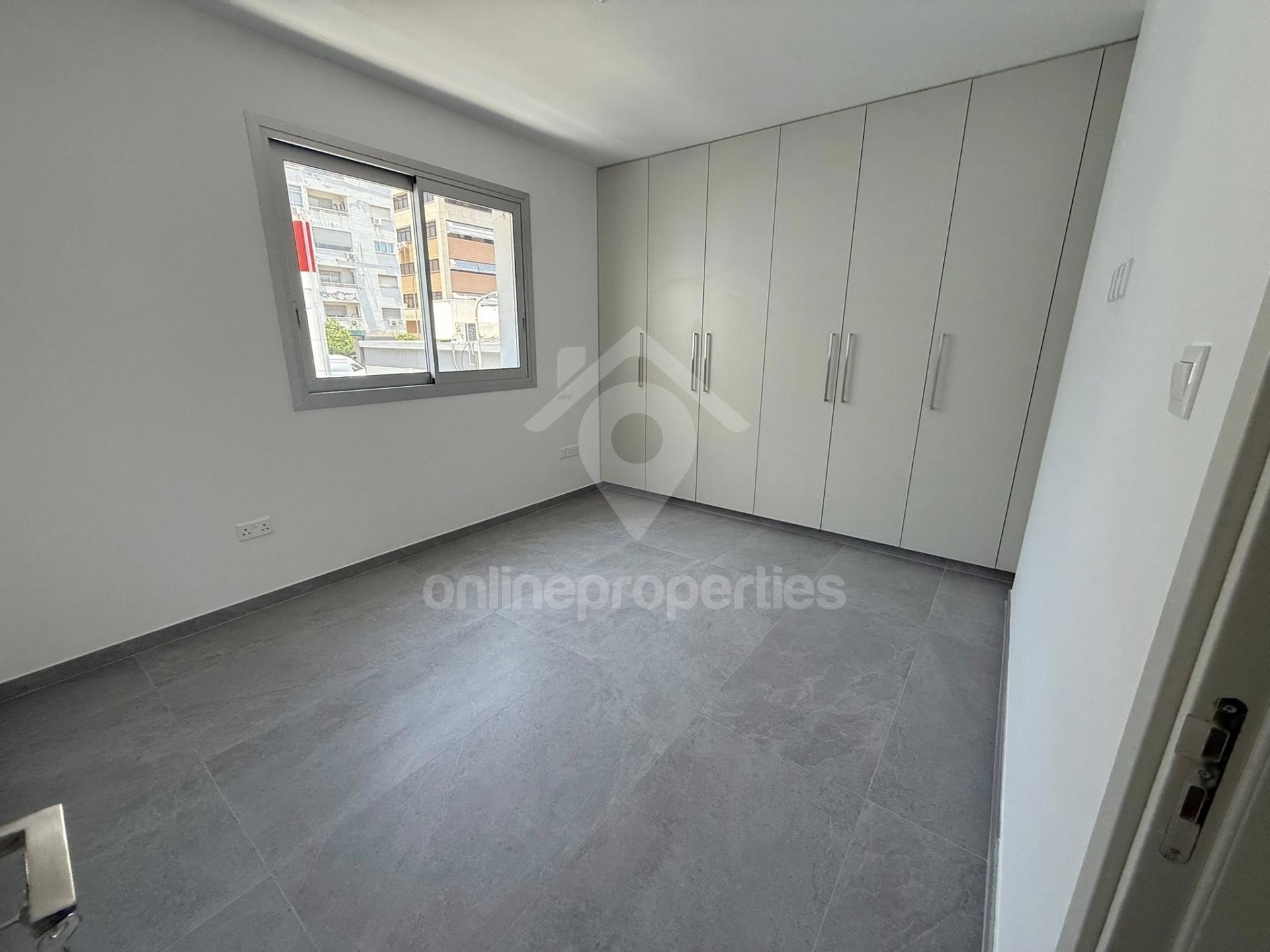 To change image, hover mouse over thumbnails below