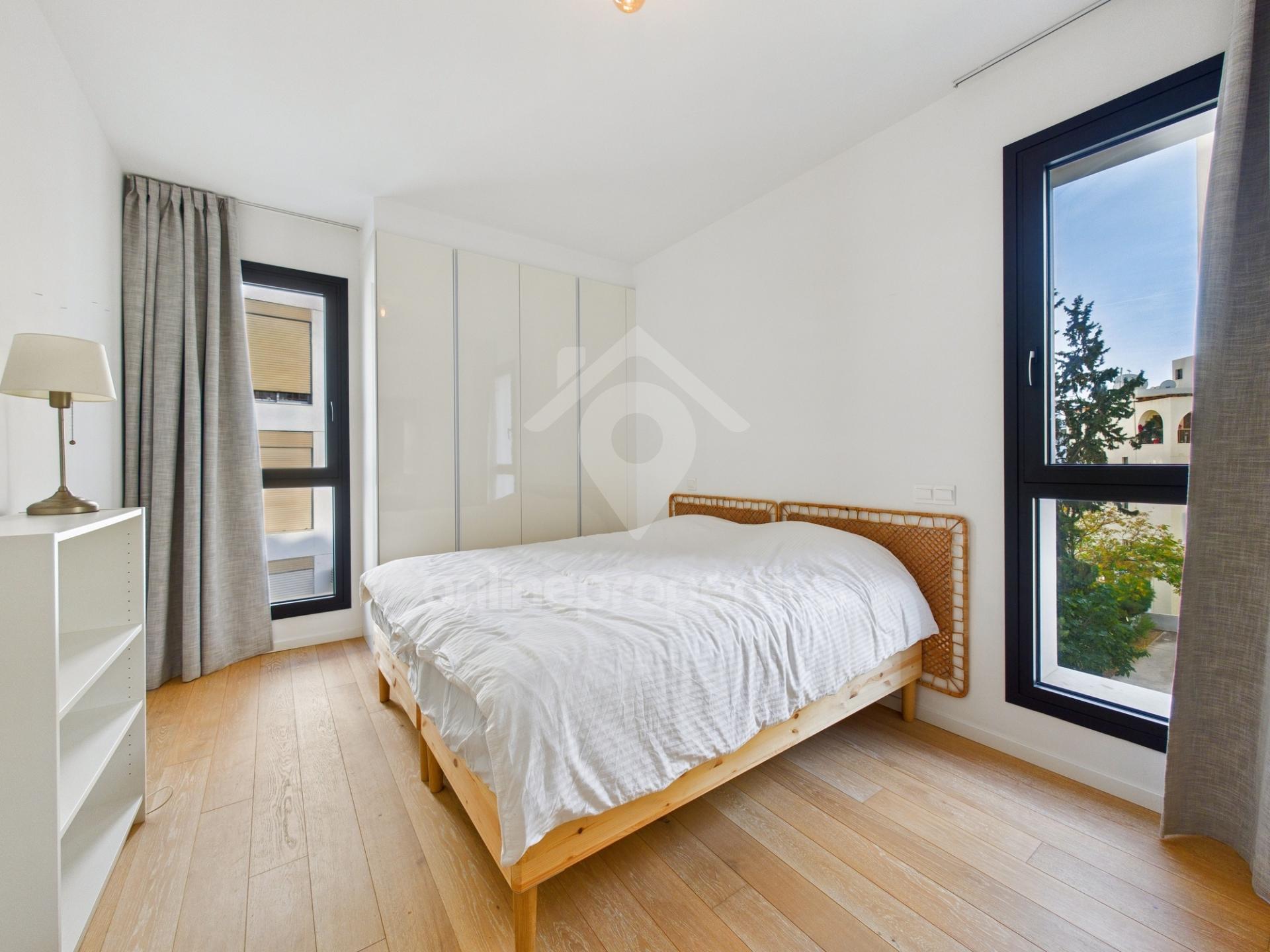 To change image, hover mouse over thumbnails below