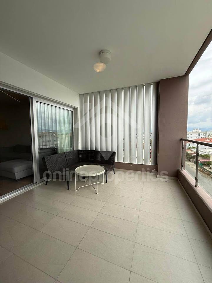 To change image, hover mouse over thumbnails below