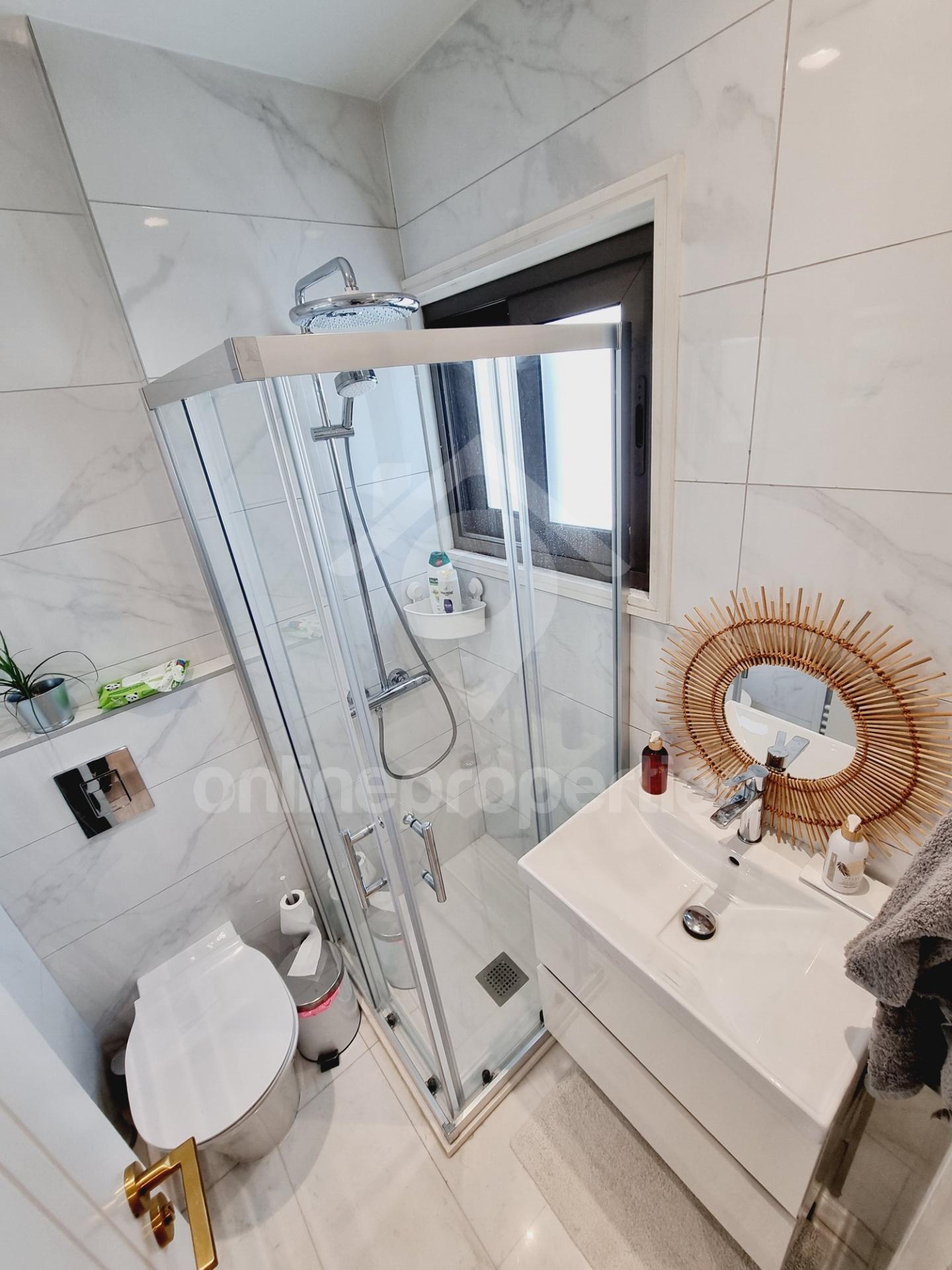 To change image, hover mouse over thumbnails below