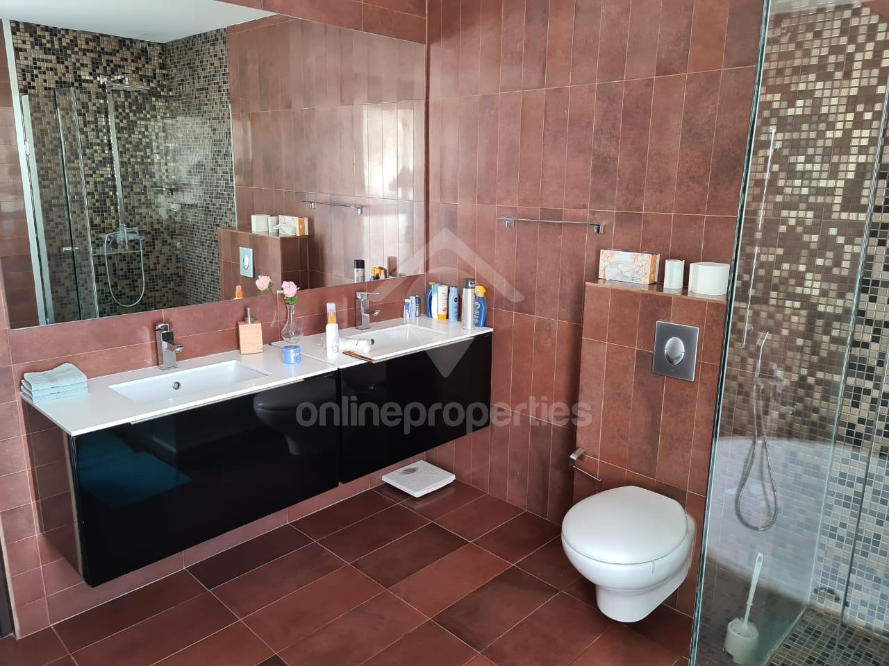 To change image, hover mouse over thumbnails below