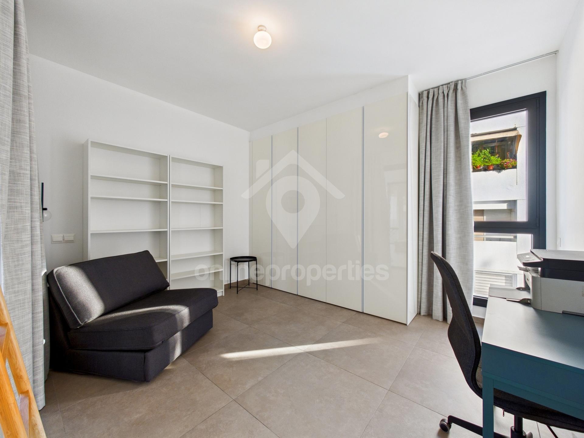 To change image, hover mouse over thumbnails below