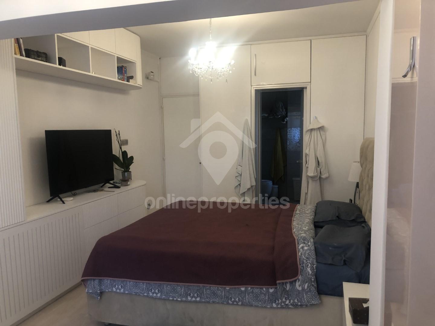 To change image, hover mouse over thumbnails below